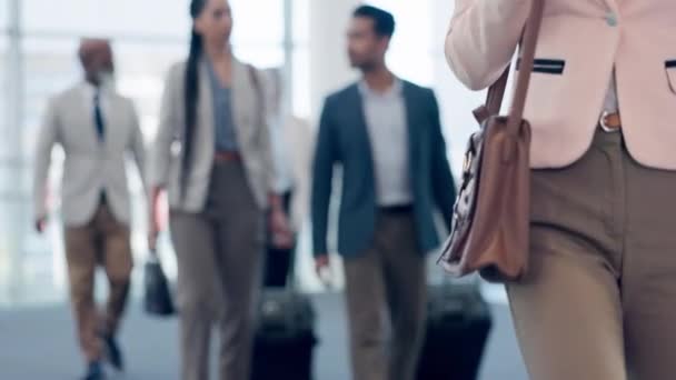 Marche Gros Plan Femme Affaires Avec Sac Aéroport Pour Voyage — Video