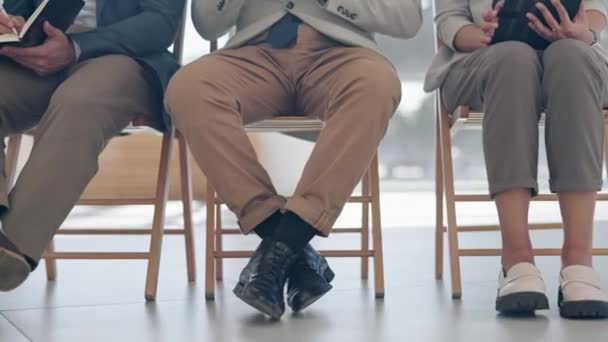 Reclutamiento Entrevista Trabajo Zapatos Los Empresarios Sala Espera Para Contratación — Vídeos de Stock