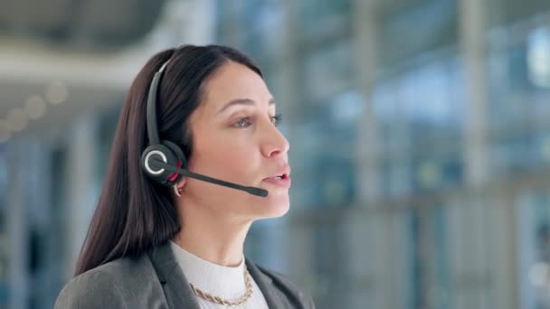Donna Chiama Call Center Ascolta Con Conversazione Sorriso Consiglio Telemarketing — Video Stock