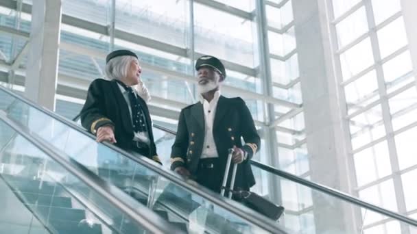 Roltrap Piloot Mensen Luchthaven Voor Reizen Praten Conversatie Volwassen Kapitein — Stockvideo