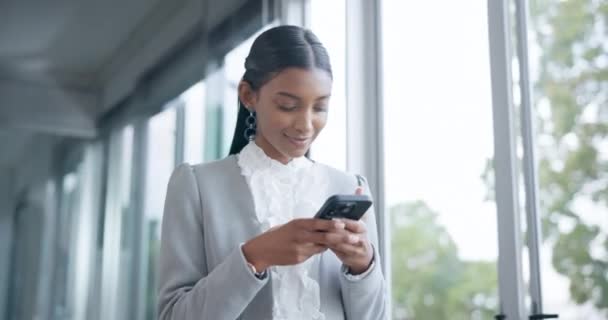 ビジネス女性 ソーシャルネットワーク モバイルウェブサイト デジタルコンタクト用のスマートフォンでウォーキングとタイピング オフィスの携帯電話でオンラインニュース アプリを読んでいる幸せなインドの女性労働者 — ストック動画