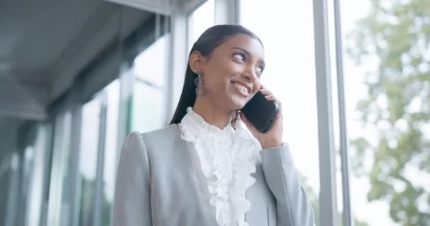 Mujer Negocios Llamada Telefónica Caminar Oficina Para Comunicación Tecnología Móvil — Vídeo de stock