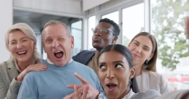 Affärsmän Grupp Och Rolig Selfie Med Skratt Fredstecken Långfinger Eller — Stockvideo