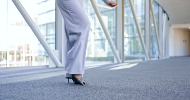 Dans Başarı Kadınının Ayakkabıları Kutlama Galibiyet Başarı Için Ofiste Heyecanlı — Stok video