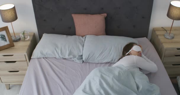Unavený Líný Žena Spí Posteli Odpočinku Víkendu Ráno Moderním Bytě — Stock video