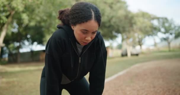 疲惫的女人 跑步者和在公园休息 以便在野外进行健身 锻炼或有氧运动 运动或在室外紧张训练中呼吸的女性精疲力竭 — 图库视频影像