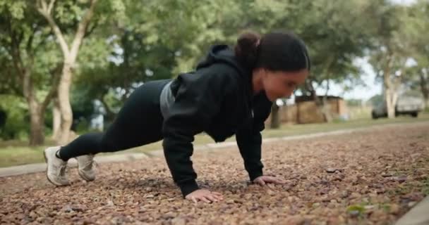 Kvinna Fitness Och Armhävningar Naturen För Träning Motion Eller Styrketräning — Stockvideo