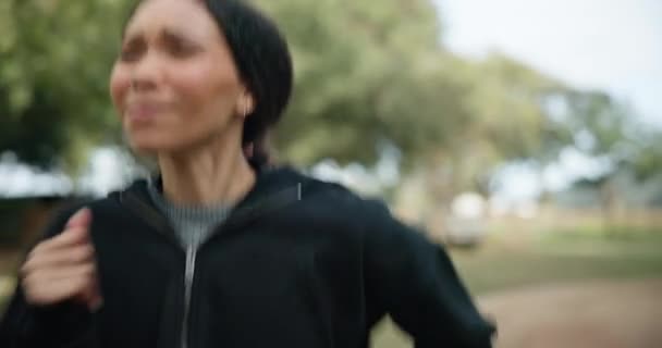 Zmęczona Kobieta Bieganie Przyjaciele Przyrodzie Dla Motywacji Fitness Lub Pracy — Wideo stockowe