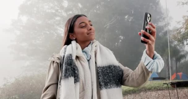 Žena Selfie Úsměv Pro Kempování Lesy Nebo Příspěvek Sociální Média — Stock video