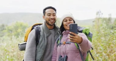 Çiftler, doğa yürüyüşü ve selfie ya da macera blogu, kamp gezisi ya da sosyal medya videolarında sözü geçen kişilerle seyahat. İnsanlar, mutlu yüz ve an tatilde, yolculukta ya da dağ yürüyüşünde.