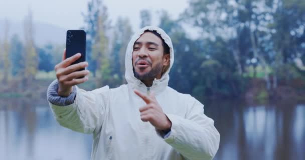 Człowiek Połączenie Wideo Wędrówki Przyrodzie Deszcz Jezioro Zewnątrz Przygoda Social — Wideo stockowe
