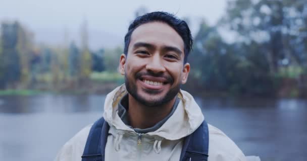 Hombre Feliz Retrato Senderismo Con Naturaleza Aire Libre Viaje Viaje — Vídeo de stock