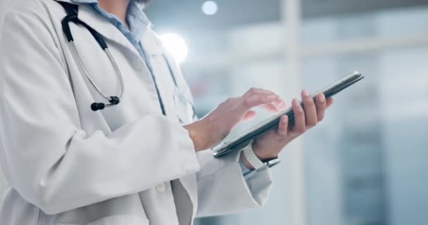 Tablet Dattilografia Mani Del Medico Gestione Ospedaliera Clinica Software Sanitario — Video Stock