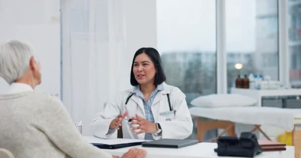 Cuidado Salud Hablar Médico Con Una Mujer Mayor Problemas Dolor — Vídeos de Stock