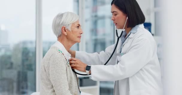 Doctor Stethoscoop Senior Vrouw Voor Cardiologisch Onderzoek Gezondheidszorg Gezondheidszorg Ondersteuning — Stockvideo