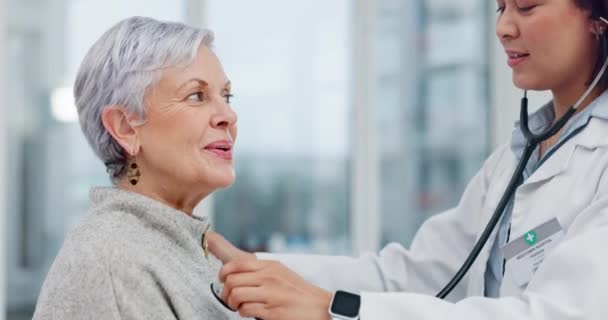 Doktor Stetoskop Och Äldre Kvinna Andas För Kardiologi Examen Sjukvård — Stockvideo