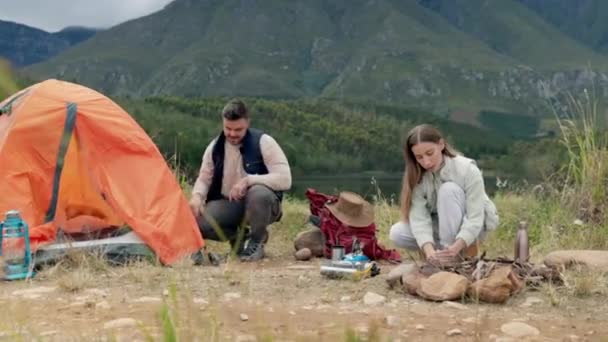 露营和帮助帐篷的性质 度假和外出旅行 男人和女人一起聚集在河边进行探险 远足和远足 — 图库视频影像