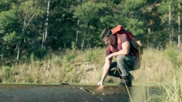 Botella Excursionista Hombre Por Agua Del Río Aventura Naturaleza Para — Vídeos de Stock
