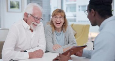 Muhasebe, planlama ve malî danışmanı olan yaşlı bir çift. Yatırım, toplantı ve yaşlı erkek ve kadın emeklilik fonlarını evde muhasebeciyle planlıyorlar.