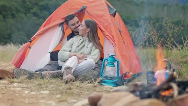 Couple Camping Feu Tente Avec Câlin Plein Air Détendre Ensemble — Video