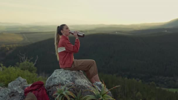 Senderismo Vista Montaña Mujer Bebiendo Agua Relajarse Aventura Aire Libre — Vídeos de Stock