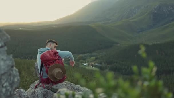 Caminhadas Montanha Homem Com Mochila Água Relaxar Aventura Livre Com — Vídeo de Stock