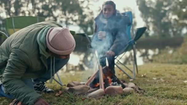 Feuer Zelten Und Pärchen Wald Entspannen Glücklich Und Verbunden Freiheit — Stockvideo