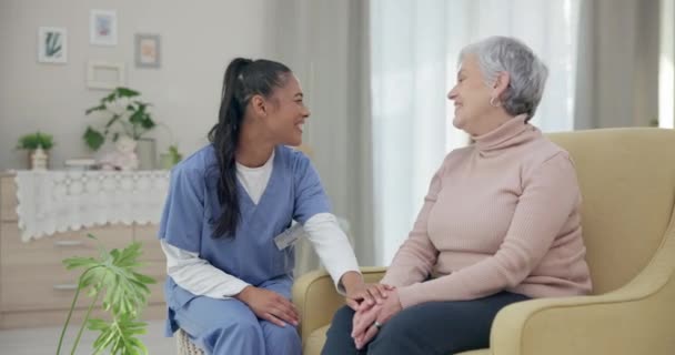 牵着手 与护士在沙发上愉快地交谈 以获得同情 医疗和对话 与养老院的老年病人和护理人员一起进行保健 退休和康复 — 图库视频影像