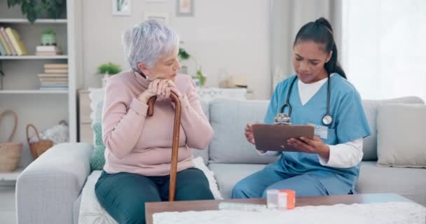 クリップボード シニア女性 看護師が話す 質問する またはクライアント情報を書く 医療要約または医療調査 チェックリスト 退職後の介護者 錠剤について高齢者に話す — ストック動画