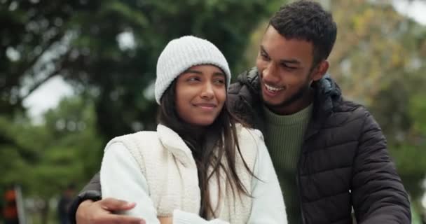 Mladý Pár Objetí Štěstí Venku Láskou Odhodláním Důvěrou Bezpečností Společně — Stock video