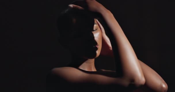 Gezicht Handen Huid Met Een Natuurlijke Zwarte Vrouw Een Donkere — Stockvideo