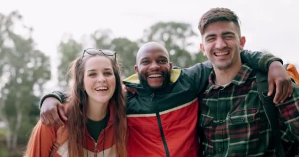 Przyjaciele Kemping Grupa Ludzi Imprezie Lesie Szczęśliwi Śmiejący Się Lesie — Wideo stockowe