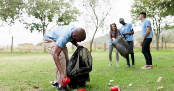 社区服务的多样性 群体和志愿者 以回收 清理公园内的污染或废物 参与团队合作 支持或非政府组织的人 在大自然中创造环境友好型环境 — 图库视频影像