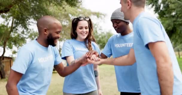 Люди Високі Ять Різноманітність Волонтерської Команди Працюють Природі Екологічно Дружнього — стокове відео