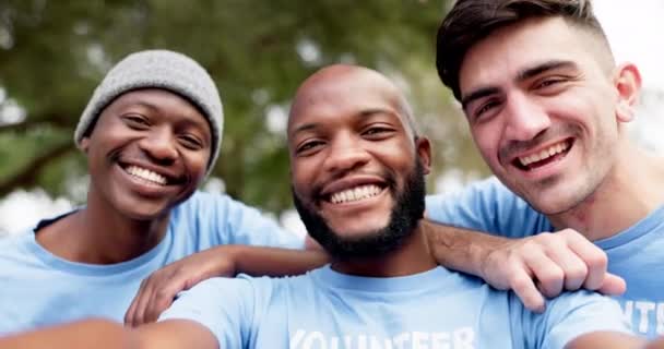 ハッピーマン ボランティア セルフィーは 自然の中で一緒に写真 または団結のためのチームワークで 多様性の男性の肖像画 チームハドルでの写真のための笑顔 公園でのサポートやコミュニティの信頼 — ストック動画