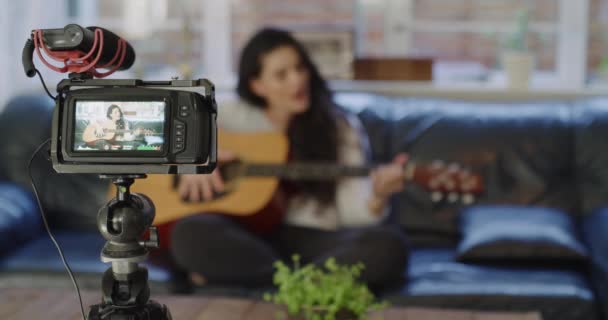 Mujer Cámara Grabación Casa Guitarra Tutorial Enseñanza Sofá Artista Femenina — Vídeo de stock