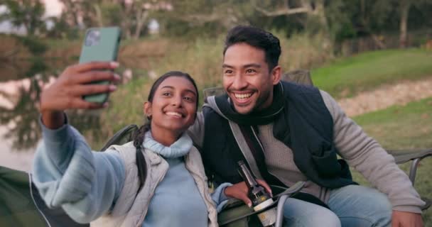 Ζευγάρι Χαμόγελο Και Κάμπινγκ Selfie Στη Φύση Για Μέσα Κοινωνικής — Αρχείο Βίντεο