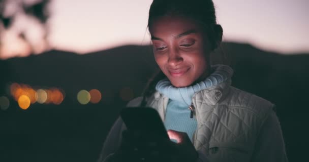 Gece Akıllı Telefon Kadın Daktilo Sosyal Medya Iletişim Bağlantı Gülümseme — Stok video