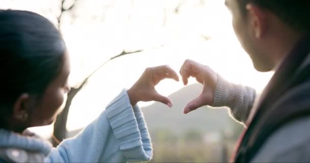 Pár Ruce Srdce Přírodě Pro Lásku Péči Nebo Soucit Cestování — Stock video
