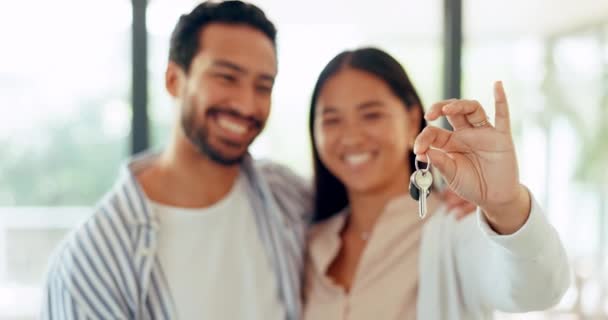 Schlüssel Haus Und Paar Aufgeregt Wohnung Und Einzug Neues Haus — Stockvideo