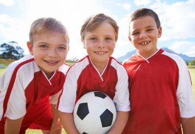 Çocuklar, grup portresi ve mutlu futbol takımı, saha ve işbirliği veya destek. İnsanlar, çocuklar ve maç ve ortaklığa ya da takım çalışmasına, gülümsemeye ve dayanışmaya ya da maç veya maç için enerjiye hazırlar..