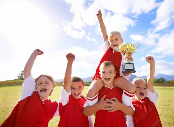 Celebración Equipo Fútbol Niños Con Copa Niños Niñas Con Victoria — Foto de Stock