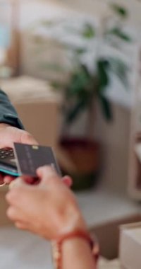 Depoda ödeme, ödeme ve elektronik işlemler için kutusu olan eller, kredi kartı ve makine. İnsanlar, karton paket ve fintech mağazada, atölyede veya satış, lojistik veya dağıtım için dükkanda.