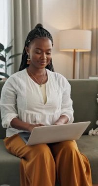 Ev araştırmaları, web sitesi metin yazarlığı ve sosyal medya planlamasından çalışmak için dizüstü bilgisayarda ve kanepede yazan bir kadın. İnternet, blog ya da haber bültenli mutlu Afrikalı yazar ya da serbest yazar.