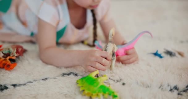 Κορίτσι Παιχνίδι Και Παιχνίδια Δεινόσαυρος Στο Πάτωμα Ζώα Στο Παιχνίδι — Αρχείο Βίντεο