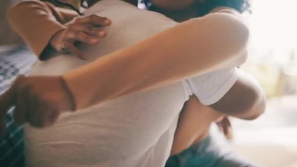 Couple Noir Canapé Jeune Salon Avec Étreinte Toucher Embrasser Avec — Video