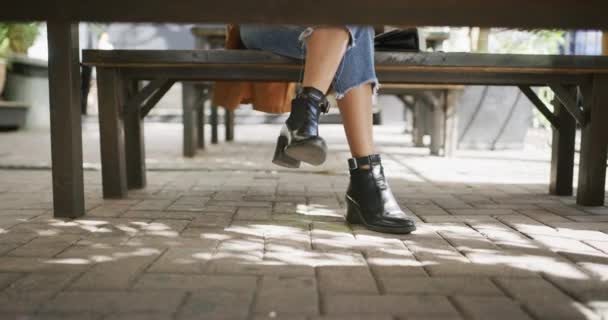 Женщина Ожидание Ноги Ресторане Обувь Время Свидания Нетерпеливый Открытом Воздухе — стоковое видео