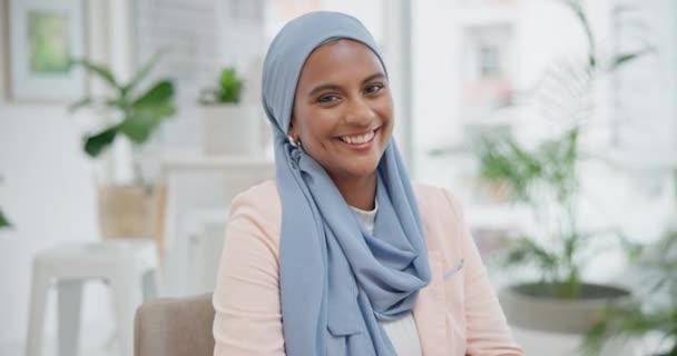 Moslim Vrouw Gezicht Met Glimlach Kantoor Voor Freelance Webdesign Project — Stockvideo
