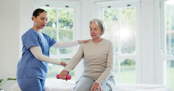 Haltères Physiothérapie Médecin Avec Une Vieille Femme Soutien Étirement Avec — Video