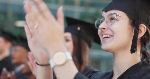 Absolwenci Klaskanie Studentów Lub Szczęśliwa Kobieta Kampusie Dla Edukacji Osiągnięć — Wideo stockowe